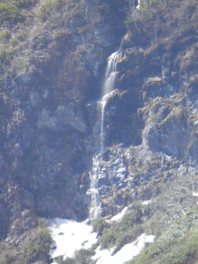 幻の滝≪春の滝≫が見れます　マイナスイオンでリフレッシュ